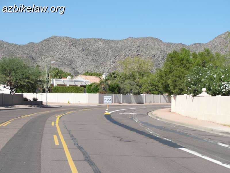 36thStreetNB.JPG - 36th Street Northbound. The intersection with Coconino now has a dedicated RTO lane, and the bike lane is suspended.