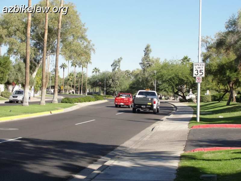 DSC01493-_01.JPG - 48th Street Phoenix: the section north of Piedmont -- two narrow travel lanes in each direction; raised medians w/turn pockets. The speed limit in this section drops to 35mph (as compared to 40mph for the section south of Piedmont).
